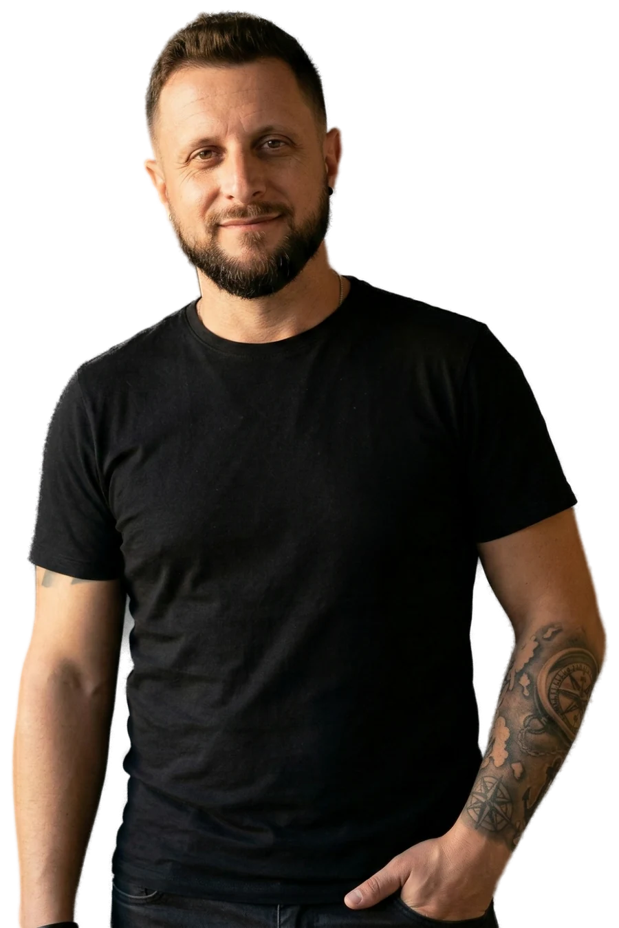 André Luis, psicólogo, sorrindo de camiseta preta