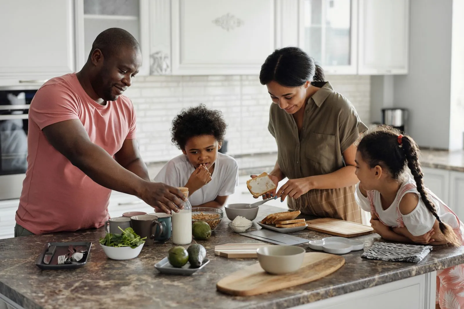 Família preparando o café da manhã junta, com luz dourada